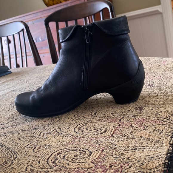 Very cute and comfortable Ecco black bootie. - Picture 5 of 10